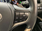 前方の車との車間を設定し、スピードを上げたり緩めたりを自動で行ってくれる追尾式の「レーダークルーズ」。上級装備の一つです!高級車にしかつかない嬉しい機能です。