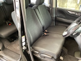 【ベンチシート】運転席と助手席の移動もスムーズ!狭い駐車場での乗り降りや、お子様の乗り降りにも便利です。座席の間にコンソールボックスやドリンクホルダーがないため、車内空間が広く感じます。