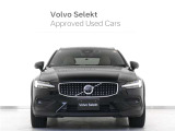 V60CrossCountryはAWDに加え、オフロードモード、リフトアップされた地上高、ヒル・ディセント・コントロールを備え、荒れた路面でのトラクションとグリップ、そして安全性を高めています。
