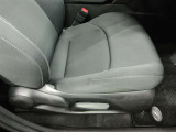 運転席です。座席の上下もできるシートアジャスター付きです。