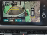 バックカメラは全方位カメラを装備しています。ガイドラインも表示され、より安心です。