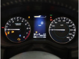 視認性に優れたメーターで、夜間走行も安心して運転できます!メーター内の光度調整機能も付いております!