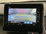 リバースギアに入れるだけで後方の表示へ切り替わります。夜間や雨の日の駐車も楽になりますよ。