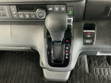 オートマチックシフトレバーは、手になじみ操作しやすい形状で安全運転にもつながります♪