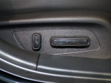 パワーシート装備車です。電動でシートが動きます、高級感がありとても便利な機能です!