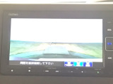 【バックカメラ】運転が苦手な方も車庫入れラクラクです!ギアをリバースに入れれば自動的に切り換わりますので、面倒な操作は不要です♪狭い駐車場もお車を傷つけず安心ですね!