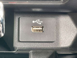 携帯電話の充電は、ここに置くだけ!ケーブルを繋がなくていいので、とても便利です!