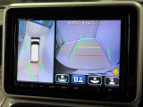 全方位モニター付きです。車両を上から見たような映像をナビゲーション画面に表示。運転席からの目視だけでは見にくい、車両周辺の状況をリアルタイムでしっかり確認できます。