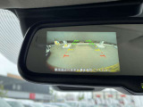 ルームミラーにバックビューモニターが映ります