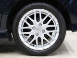 【純正アルミホイール】外観にあったアルミホイールを装着しております。各種社外アルミホイールや、スタッドレスタイヤも取扱いしております。是非ご相談ください。