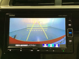 バックでの車庫入れも安心です! リアカメラが付いているバックモニター付のナビを装備しております。操作線もついており距離感も画面から確認できます。