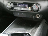オートエアコンは、温度を設定するだけで、車内をいつも快適にしてくれます!便利なUSBタイプA&C及びワイヤレス充電機能が付いてスマホのバッテリー切れの心配もございません