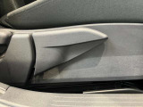 運転席はご自身の適切な運転ポジションへ移動可能なラチェットが付いております。