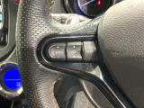 ステアリングにオーディオ操作スイッチが付いています。オーディオ画面に直接タッチしなくても操作が出来ますので、運転に集中できます。
