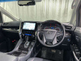 運転席まわりです。 各操作スイッチは使いやすい位置に配置されてます。