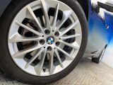 ●純正17インチアルミホイール:輸入車ならではの卓越した走りを支えるホイールと足回りです!日本車の走りに慣れている方にもぜひ体感して頂きたいほど、高いレベルでまとまっています!