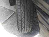 こちらタイヤの写真となっております。お車が安全に走行するために大切な部分です。みぞ、汚れ等、ご質問ありましたら、遠慮なくご連絡ください♪