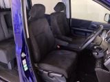 女性でも運転がしやすいように、シートの高さ調整機能(シートリフター)がついています。広い足元にゆったり座れるシートには肘掛も装備しており長距離の運転でも疲れにくいシートです。