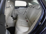 リアシートも足元広々です。長時間のドライブも快適にお過ごしいただけます。