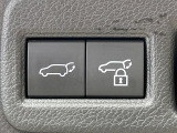 【パワーバックドア】スマートキーや運転席のボタンを押すだけでリアゲートが自動で開閉します!荷物を持っている時や、高い位置にあるバックドアを閉める際に便利な機能です♪