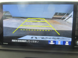 【リアカメラ】リバースに入れるだけで後方の映像が映ります。安全確認や、狭い駐車場での車庫入れ、雨の日や夜間など視界の悪い時に便利です。安全にバックする為には欠かせない装備です。