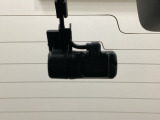 後方にもドライブレコーダーのカメラが付いています。前後両方でお車の周りを監視・記録いたします。