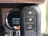 【スマートキー】カバンやポケットに入れたままでもドアの施錠・解錠が可能なスマートキーを装備。エンジンのオン・オフ時もカギを取り出す必要が無いからとっても便利です♪