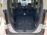 さらに後部座席を倒せば広く多くの荷物を乗せることができます♪