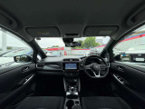広々とした運転席で快適なドライブをお楽しみください