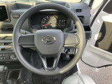 すっきりとまとめられたインパネ周り。運転操作もしやすいです。