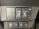 両側電動スライドドアは運転席から操作ができるよう、操作スイッチが付いています。Hondaセンシング用のVSA(ABS+TCS+横滑り抑制)解除と路外逸脱抑制機能などのスイッチがあります。
