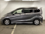 スライドドアなら狭い駐車場でもドアをぶつける心配がありません。ステップが低く乗り降りもしやすいです。とても便利な【助手席側。電動スライドドア】ドアハンドを少し引くだけでリアドアが自動開閉します