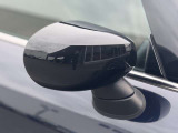 MINIの電動格納サイドミラーは、スイッチ操作でスムーズに開閉でき、狭い駐車場でも安心して扱えます。車体との一体感あるデザインで、利便性とスタイリングを両立した装備です。