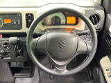 インテリアに合わせたデザインのステアリングは、運転される方のことも考え、運転しやすい形状、大きさです。是非一度、実際に触ってお確かめください。
