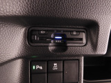 運転席と助手席は足元が繋がっているので自由に行き来しやすいので駐車場が狭いときでも助手席側からスムーズに乗り降りできて便利!