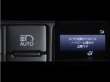 オートマチックハイビームとは、先行車や対向車のライトを認識し、ハイビームとロービームを自動で切り替える機能です。夜道の視界を確保します。詳細は販売店スタッフまでお尋ね下さい。