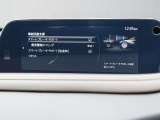 こちらのお車には先進安全装備が多数搭載されています。衝突被害を回避あるいは軽減するためのブレーキや、後方死角からの接近警報、車線逸脱を防止する警報装置など、詳しくはスタッフまでお尋ねください。