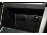 小物の収納に便利なセンタートレイには携帯等のデバイスの充電可能なUSB出力電源付です。