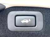 【パワーバックドア】スマートキーや運転席のボタンを押すだけでリアゲートが自動で開閉します!荷物を持っている時や、高い位置にあるバックドアを閉める際に便利な機能です♪