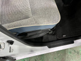 痛みの出やすい運転席シートの角、フロアマット、座面、ともに良好です