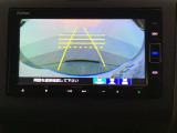 バックでの車庫入れも安心です! リアカメラが付いているバックモニター付のナビを装備しております。操作線もついており距離感も画面から確認できます。