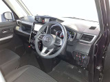 運転席周りのレイアウトをご覧ください。ナビゲーションが綺麗に装着されすっきり収まってますね!