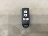 スマートキー付きですからドアロックの開閉およびエンジンスタートが楽々です。電動スライドドアの開け閉めもボタンで操作できます。スペアキーも同じものを用意しております。