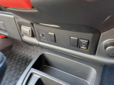 運転席シートヒーター付きです。座席からの熱で体を温めてくれる快適な装備です。スイッチを入れると2、3分で座席が温まります。他にもUSB端子が付いてます。