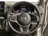 ハンドルにHondaセンシング系のクルーズコントロールやレーンキープアシストなどのスイッチと、オーディオの操作スイッチが装備されています。ハンドルから手を離さず安全に操作できます。