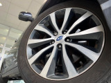 【純正17インチアルミホイール】外観にマッチした純正アルミホイールを装着しております。各種社外アルミホイールや、スタッドレスタイヤも取扱いしております。是非ご相談ください♪