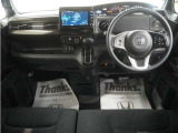 運転にかかわる様々な操作を安全に行えるように視点移動が少なく、操作性に配慮されたスイッチ類が凝縮されたコクピットです。