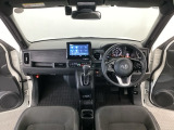 【前方視界】開放的な前方視界!運転がしやすく疲れにくいです♪窓が大きく、見通しがとっても良いおクルマですよ♪