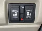 リアドアは乗り降りに便利な両側電動スライドドアです。また運転席に座っていながらスイッチ操作で自在にスライドドアを開け閉めできます。