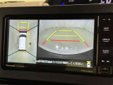 パノラミックビューモニターシステムが付いているので車の上から見た映像が確認できますよ。 一目で車両周辺の情報を確認できますが、直接安全をご確認下さい。